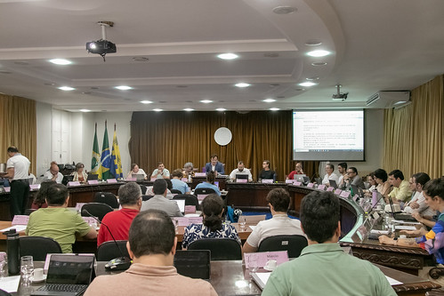 Foto de reunião na sala do Conselho Universitário