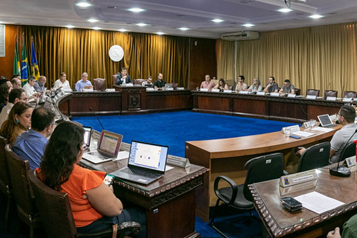 Foto do plenário da Sala dos Conselhos Superiores da UFC durante a reunião do Conselho de Ensino, Pesquisa e Extensão