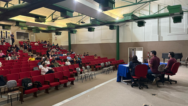 Imagem: Representantes da comissão organizadora apresentam, no auditório do Campus de Sobral, o processo da Estatuinte para o público da unidade